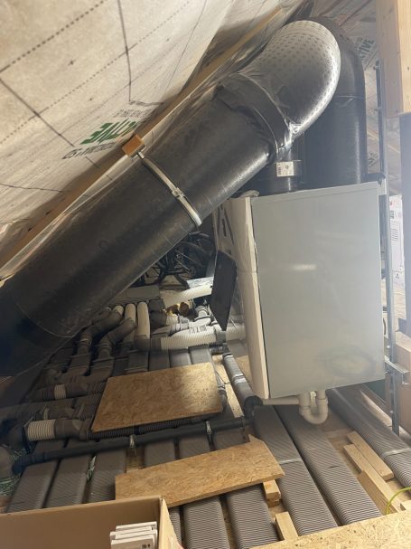 Lüftungsgerät im Dachgeschoss